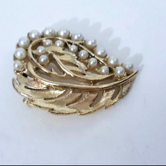 Vintage faux pearl Goldtone womens pin Jewelry - Picture 5 of 7